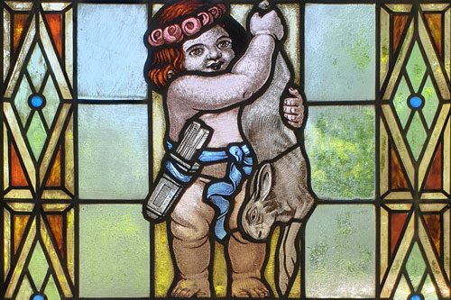 Historisches Buntglassfenster mit Putte