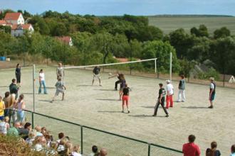BWK-Internat-Freizeit-Volleyballplatz-422x281